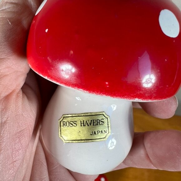 Vintage Mushroom Salt‎ & Pepper Shakers - Picture 2 of 10